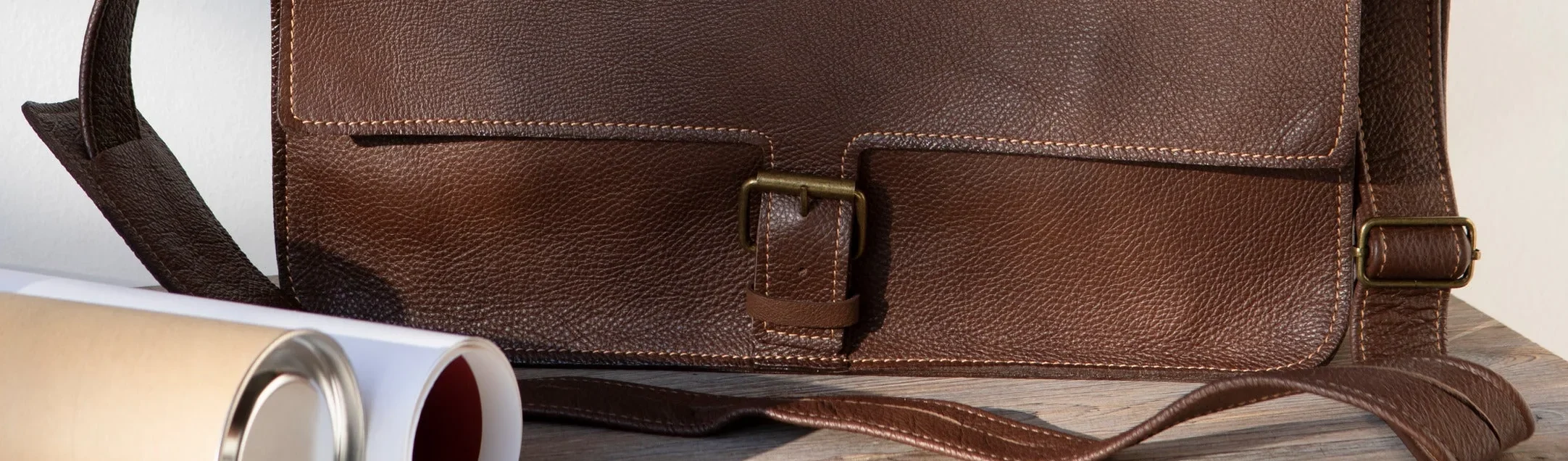 Carpeta cuero liso café con pasador