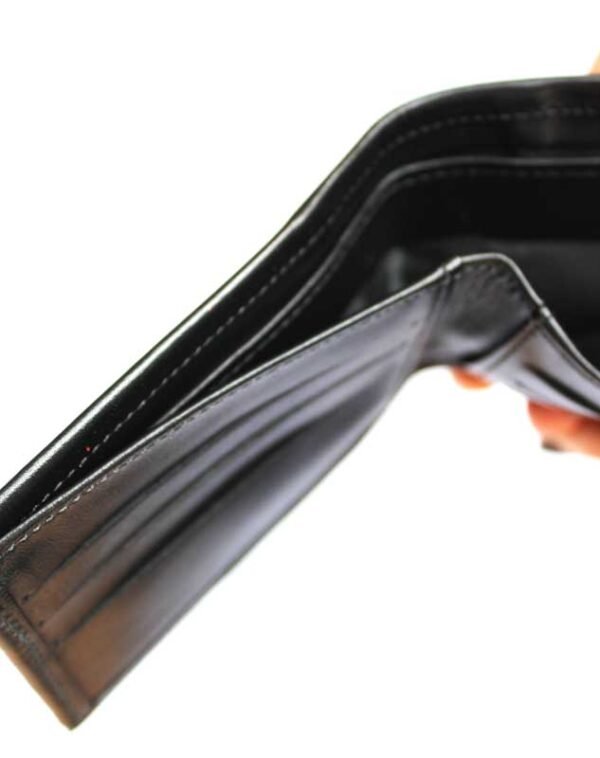 Billetera WILLIMAPU negra greca en blanco y negro