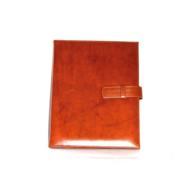 Carpeta cuero liso café con pasador