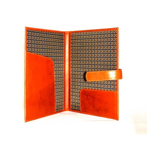 Carpeta cuero liso café con pasador