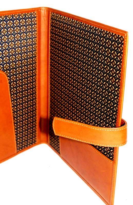 Carpeta cuero liso café con pasador